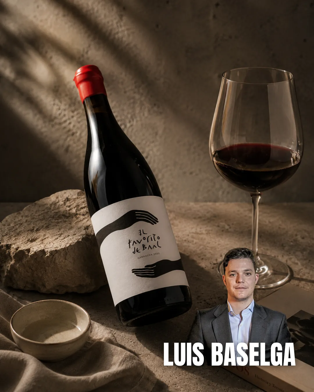 Botella de vino tinto en un entorno natural junto a la recomendación de un profesional